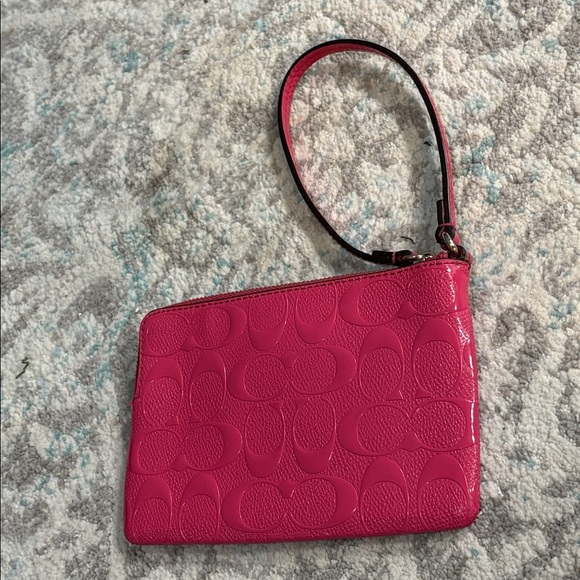 Coach • Corner Zip Wristlet Signature Leather in Pink - Picture 2 of 5